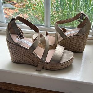 Steve Madden Montaukk Womens Gold Metallic Sandal Wedges Size 6.5M